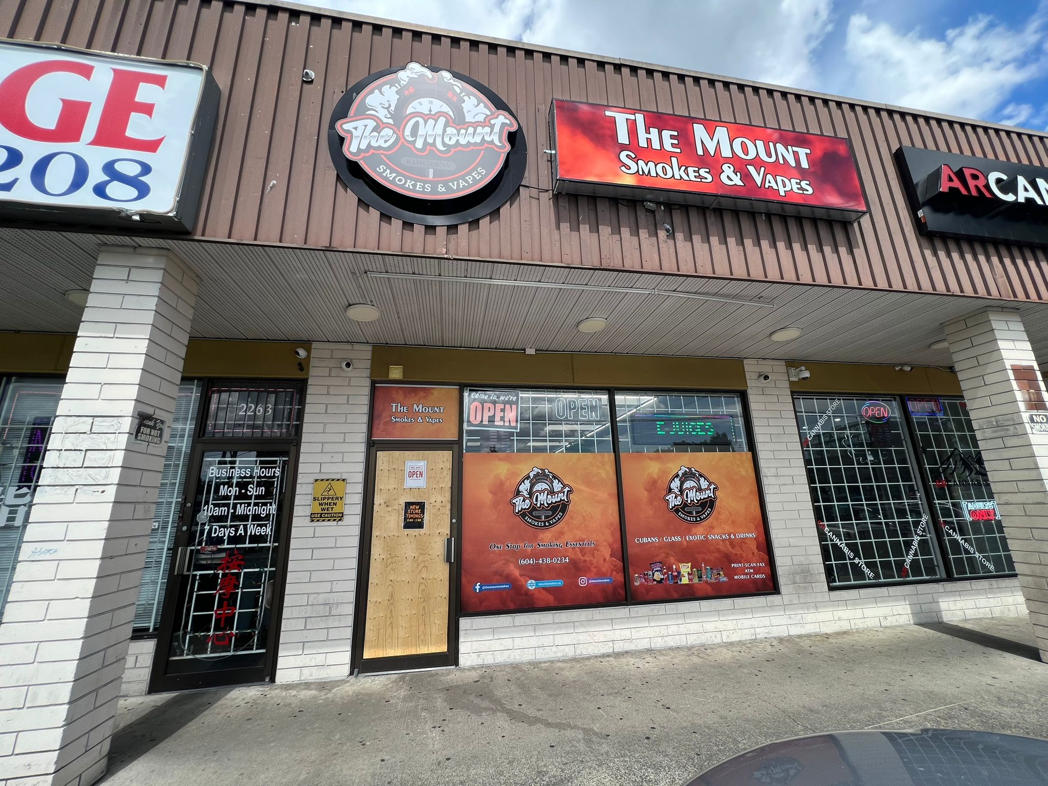 Image of The Mount Smoke & Vapes