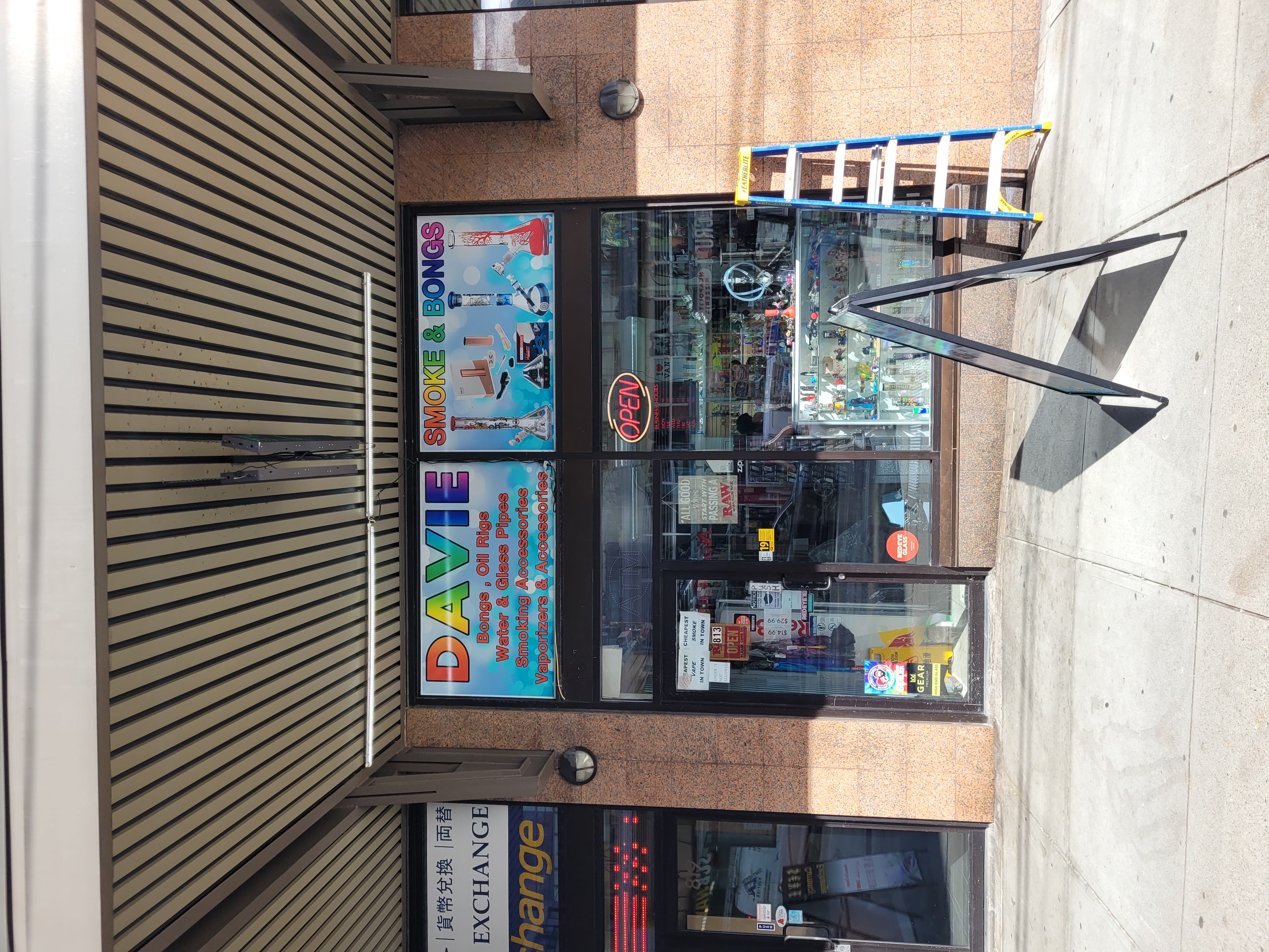 Image of Davie Smoke & Bongs