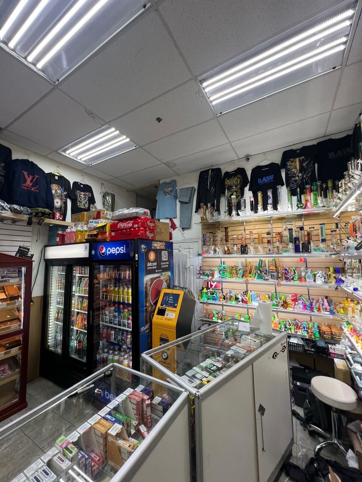 Image of Davie Smoke & Bongs