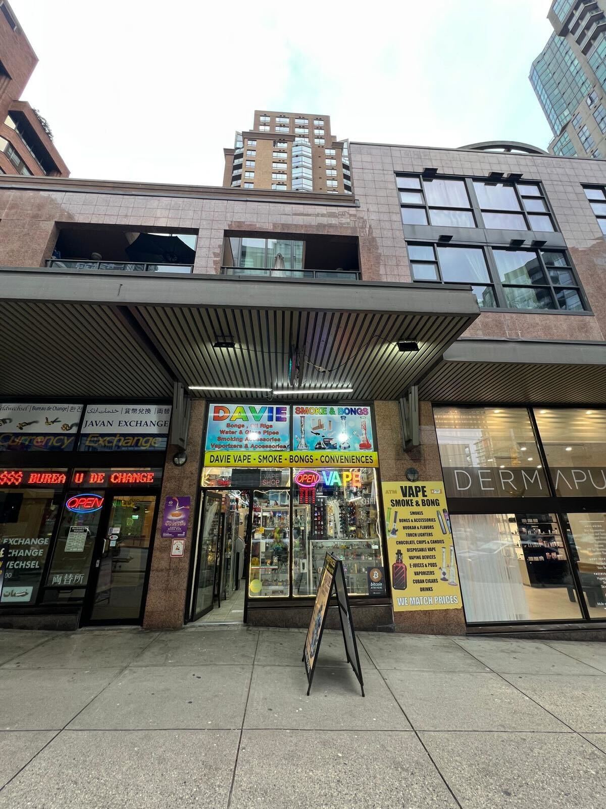 Image of Davie Smoke & Bongs